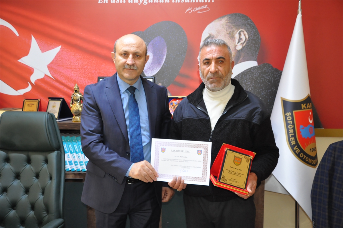 Kars'ta rahatsızlanan yolcuyu hastaneye yetiştiren şoföre teşekkür plaketi verildi
