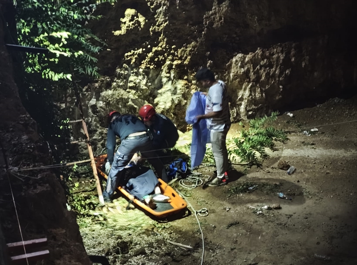 Antalya'da çukura düşen Rus turist itfaiye ekiplerince kurtarıldı