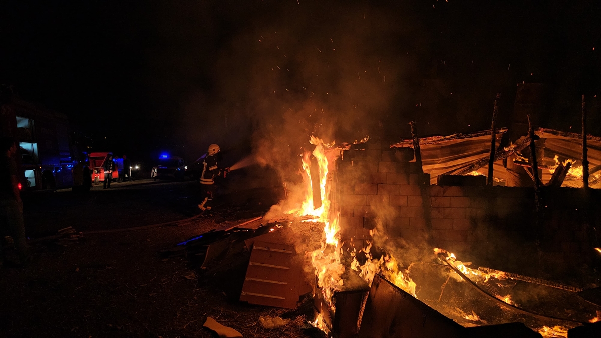 Çorum'da çıkan ev yangınında 7 kişi dumandan etkilendi