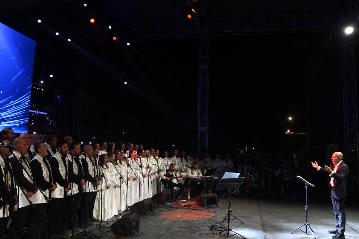 Hatay'da Antakya Medeniyetler Korosu ve şarkıcı Gökhan Akar sahne aldı