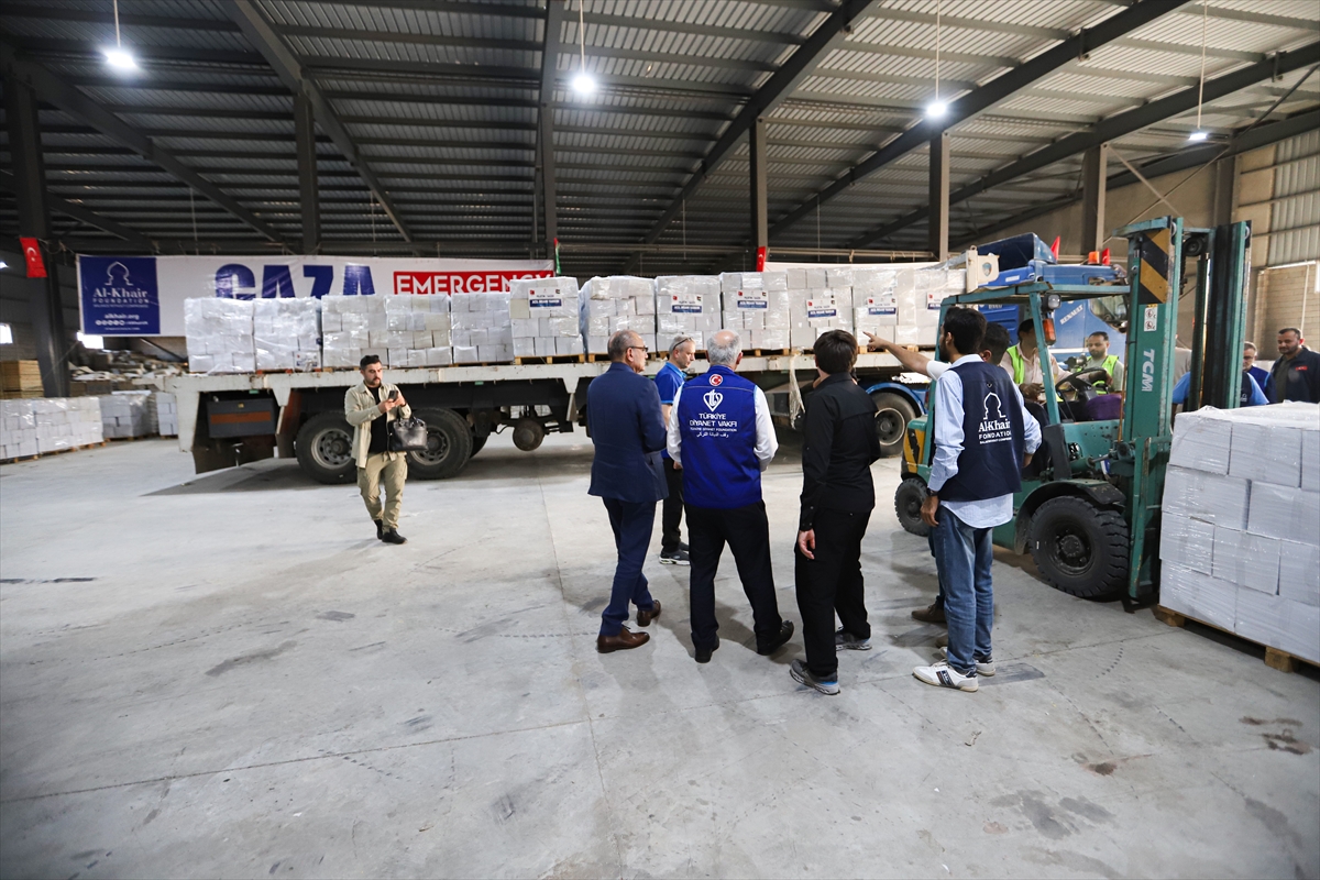Türkiye Diyanet Vakfı, Gazze için Mısır'ın Ariş kentine 20 tır insani yardım gönderdi