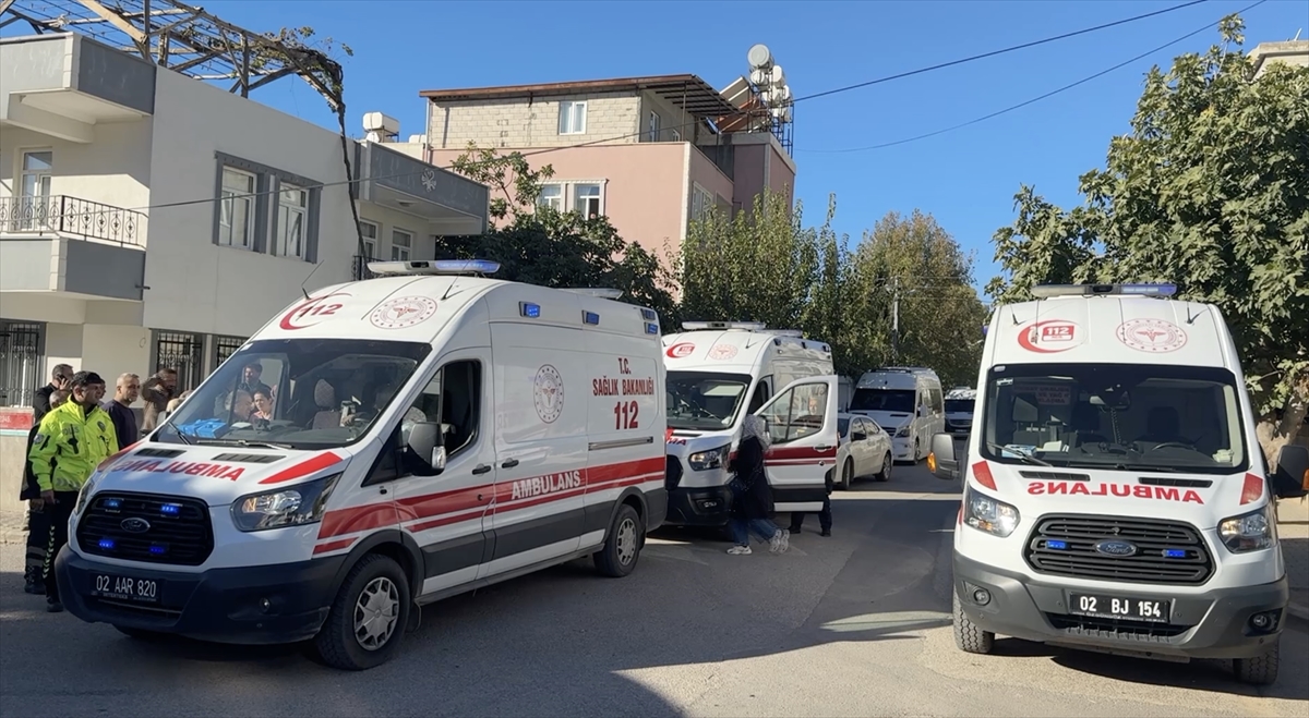 Adıyaman'da okul servisi ile otomobilin çarpıştığı kazada 12 kişi yaralandı