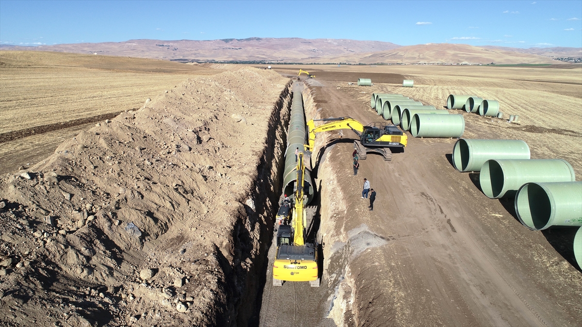 Dev boruların döşendiği Muş Ovası'nda tarım arazileri suya kavuşacak