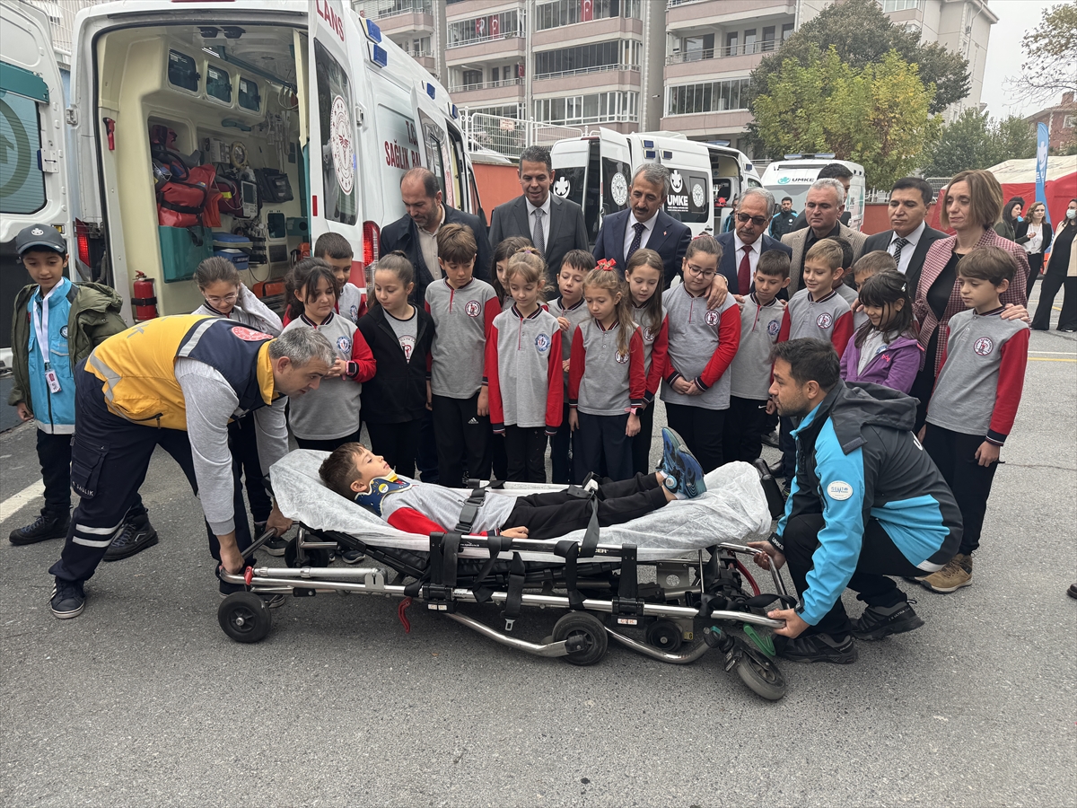 Edirne'de minik sağlık elçileri arkadaşlarına ilk yardımı öğretti