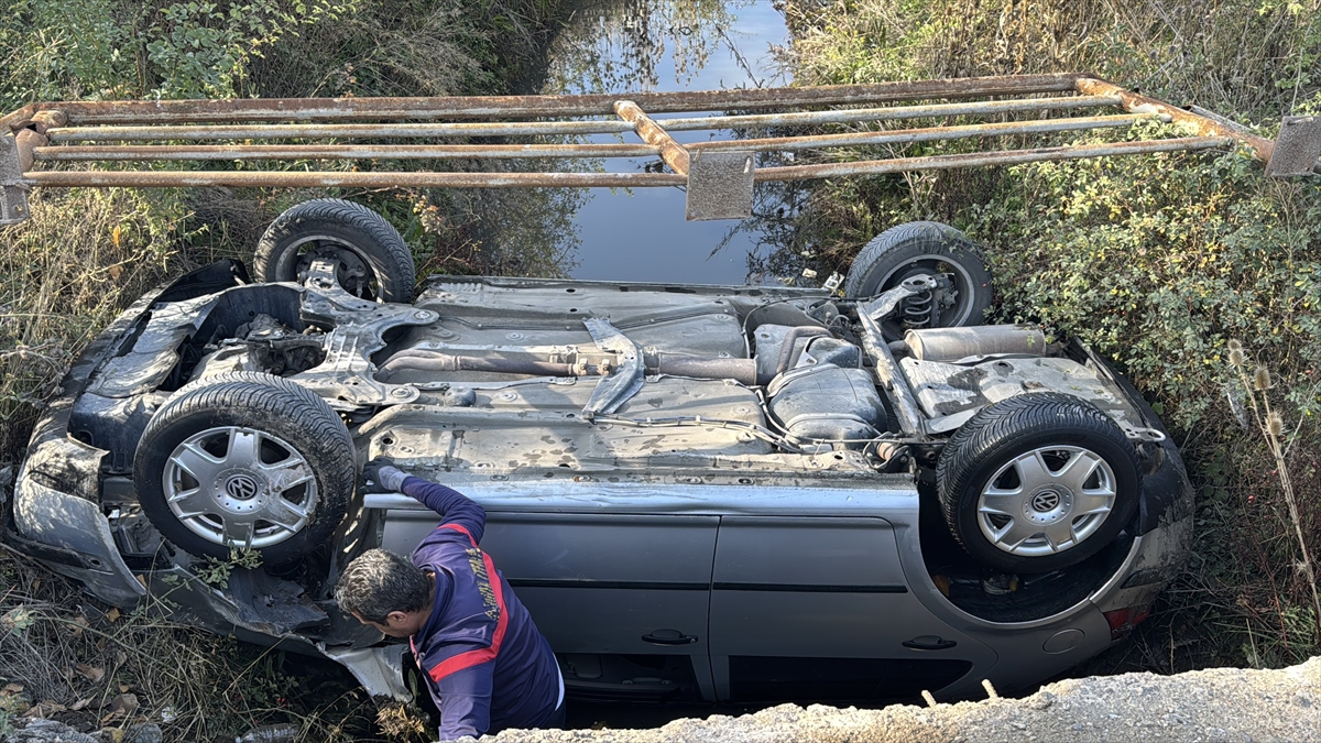 Kütahya'da sulama kanalına devrilen otomobilin sürücüsü yaralandı