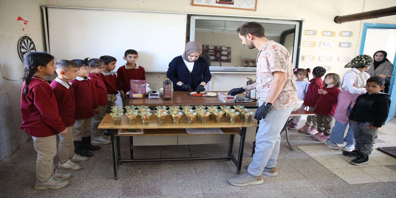 Vanlı tatlı ustası Atilla Karaca, “Tatlı yemeyen çocuk kalmasın” diyerek karavanıyla köy köy dolaşıp çocuklara tatlı dağıtıyor