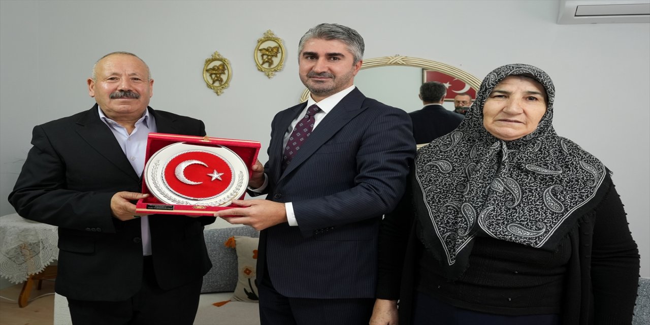 Bakan Yardımcısı Tarıkdaroğlu, Iğdır’da şehit olan Uzman Çavuş Mesut Taşar’ın İzmir’deki ailesini ziyaret etti