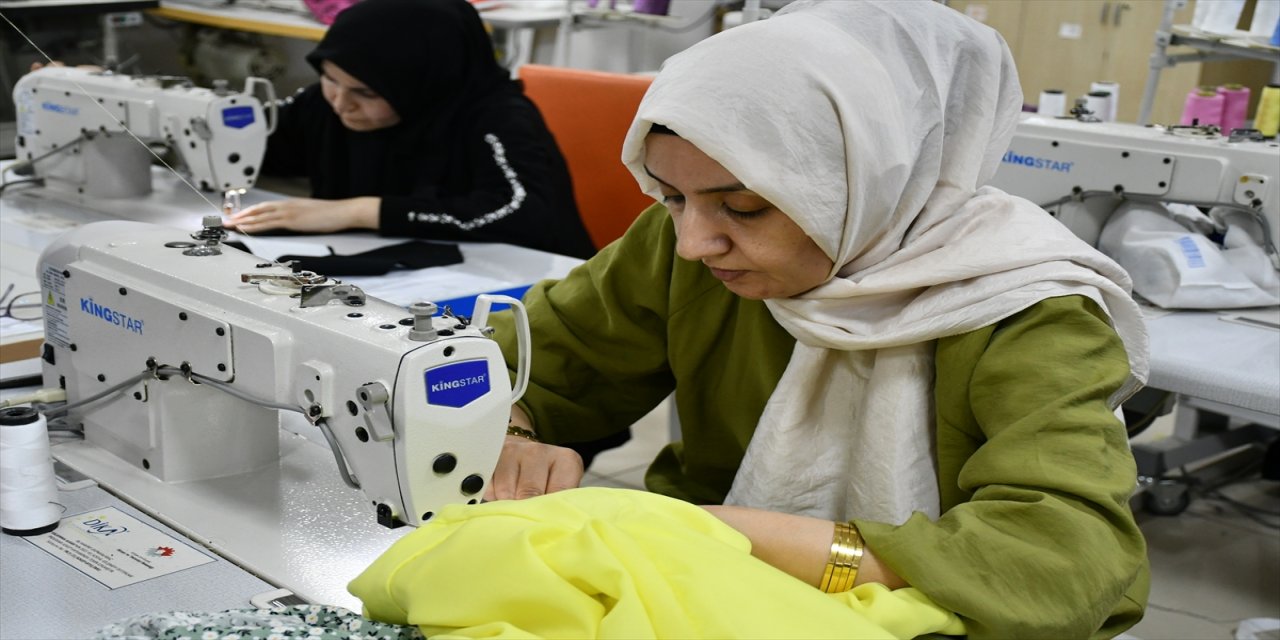 Batman Üniversitesi öğrencileri tekstil atölyesinde eğitim alıyor, kıyafet üreterek iş hayatına hazırlanıyor