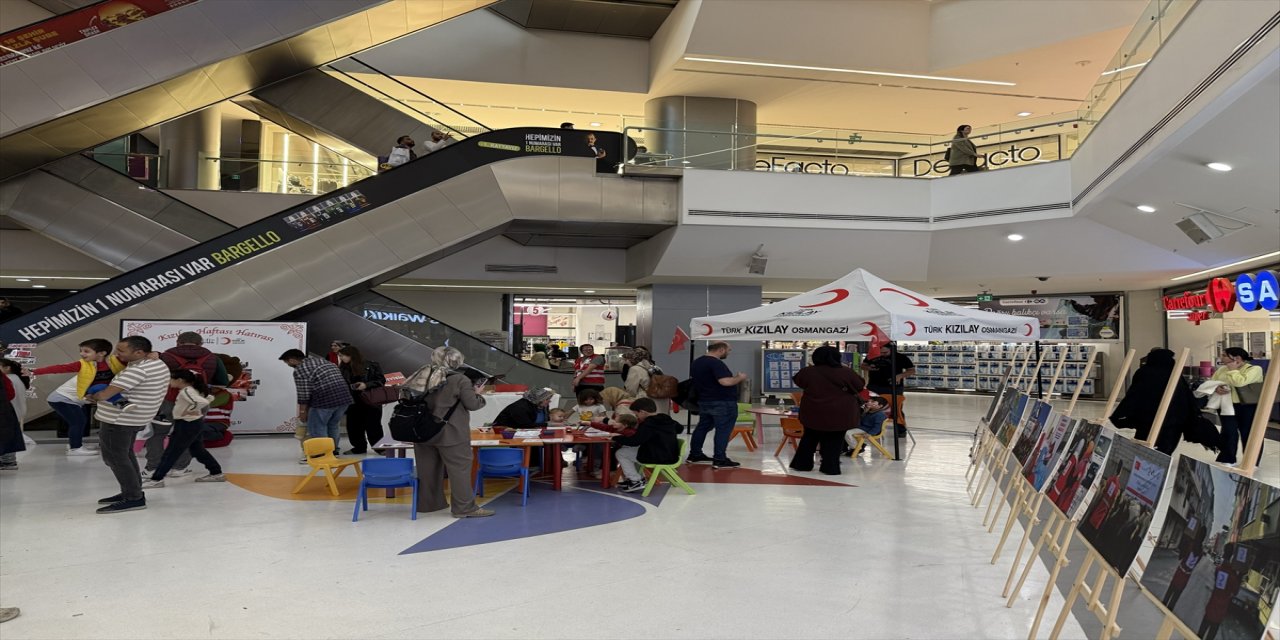 Bursa’da Kızılay Haftası Sokağı kuruldu, çocuklara iyilik ve dayanışmanın önemi anlatılıyor