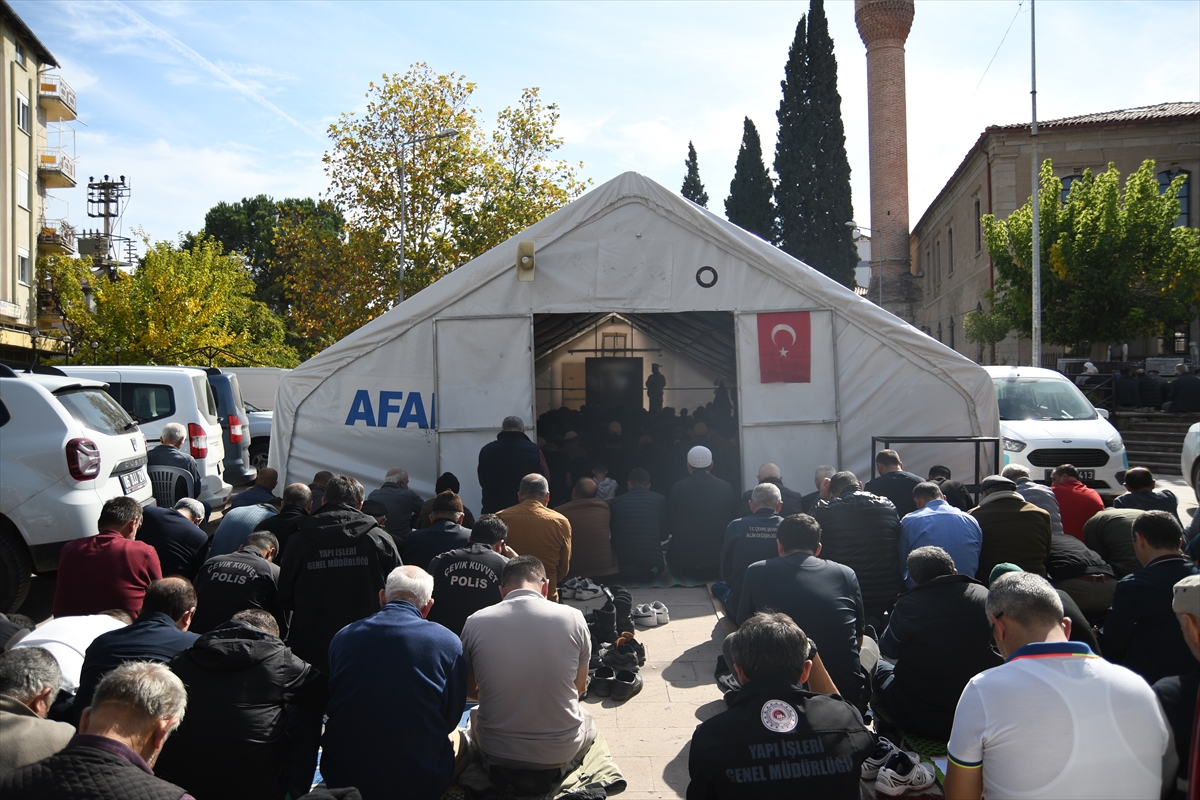 Depremin merkezi Sındırgı'da cuma namazı Şerifpaşa Meydanı'nda kılındı
