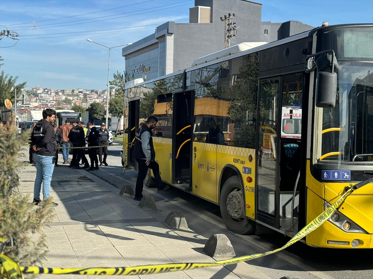 Arnavutköy'de, seyir halindeki İETT otobüsünde çıkan kavgada 1 kişi hayatını kaybetti