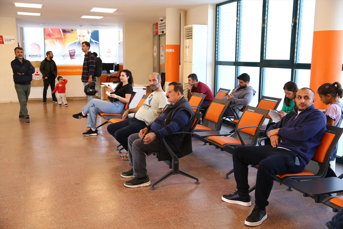 Adana'daki nüfus müdürlüklerinde sürücü belgesi yenileme yoğunluğu