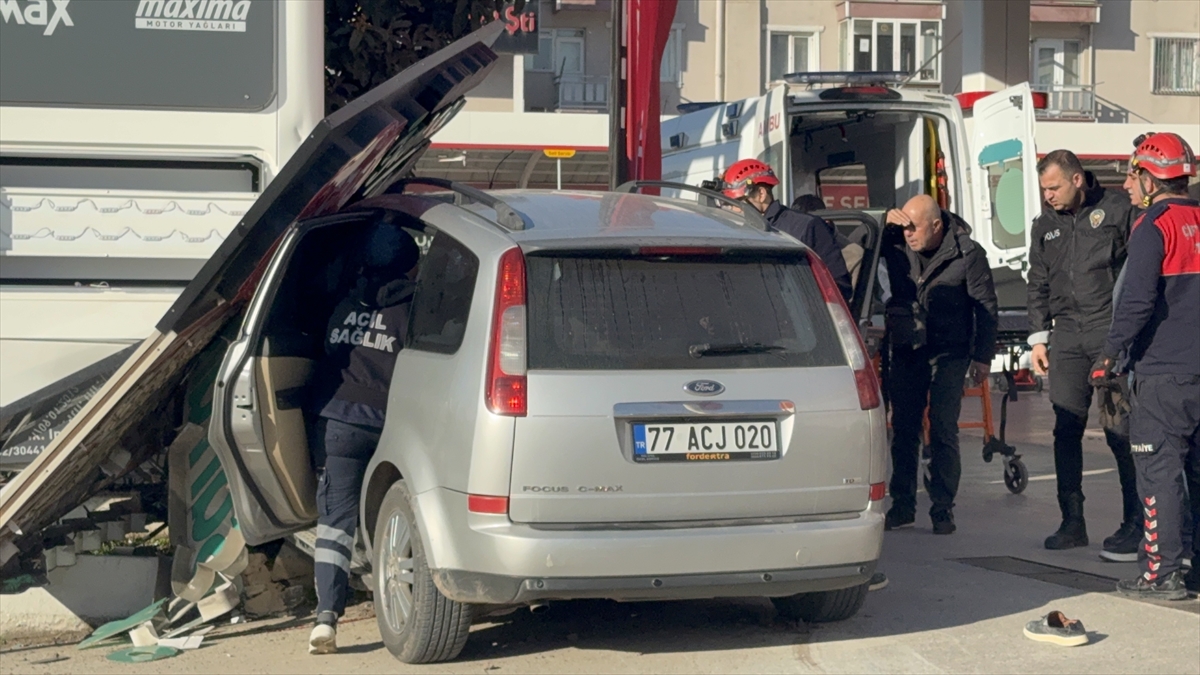 Yalova'da akaryakıt istasyonuna girmeye çalışan otomobilin çarptığı yaya ağır yaralandı