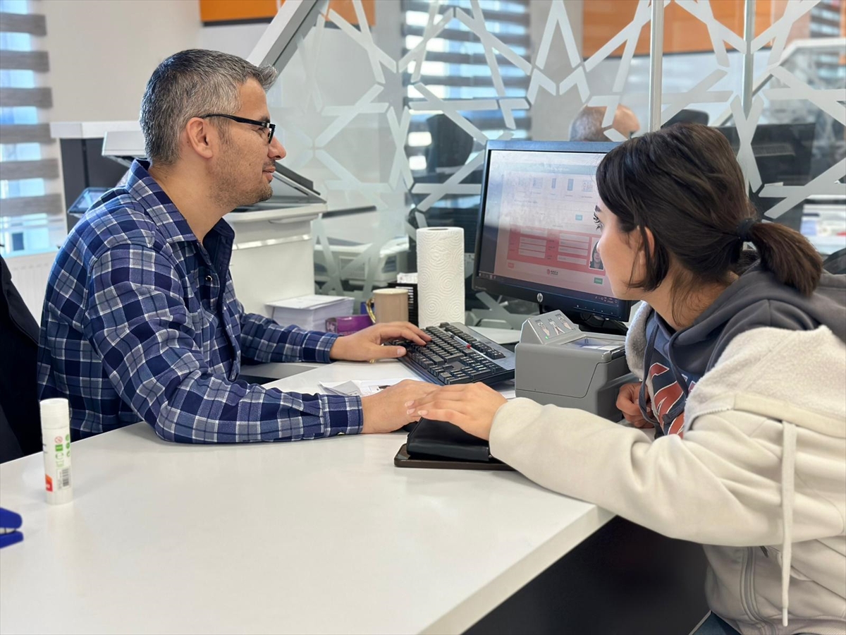 Van'da nüfus müdürlüklerinde sürücü belgesi yenileme yoğunluğu
