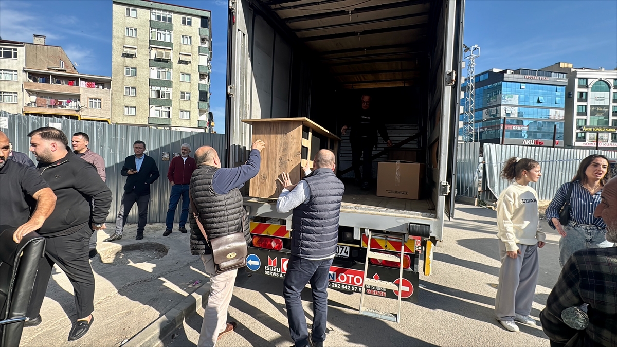 Kocaeli'de çöken binanın çevresinde evi ve dükkanı bulunanlar eşyalarını aldı