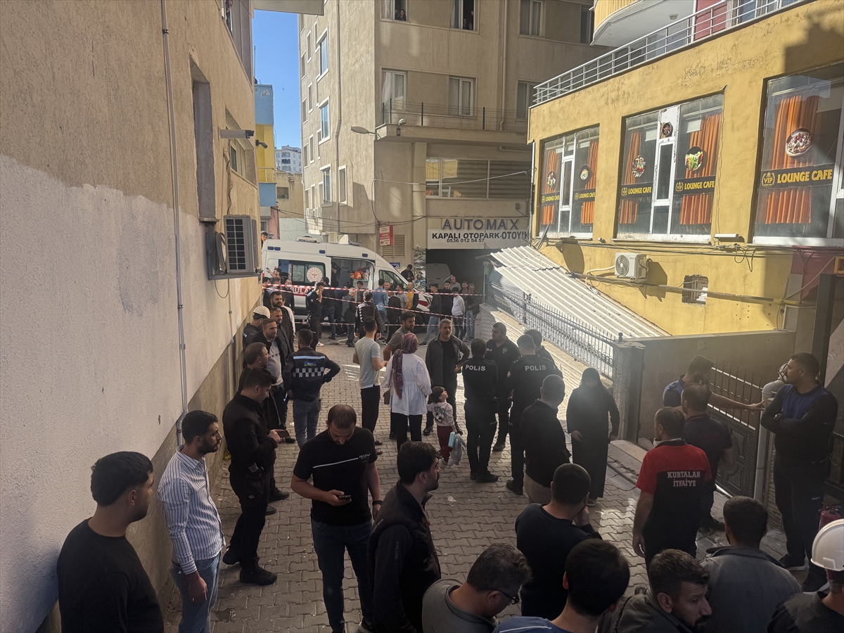 Siirt'te apartmanda çıkan yangında 7 kişi dumandan etkilendi