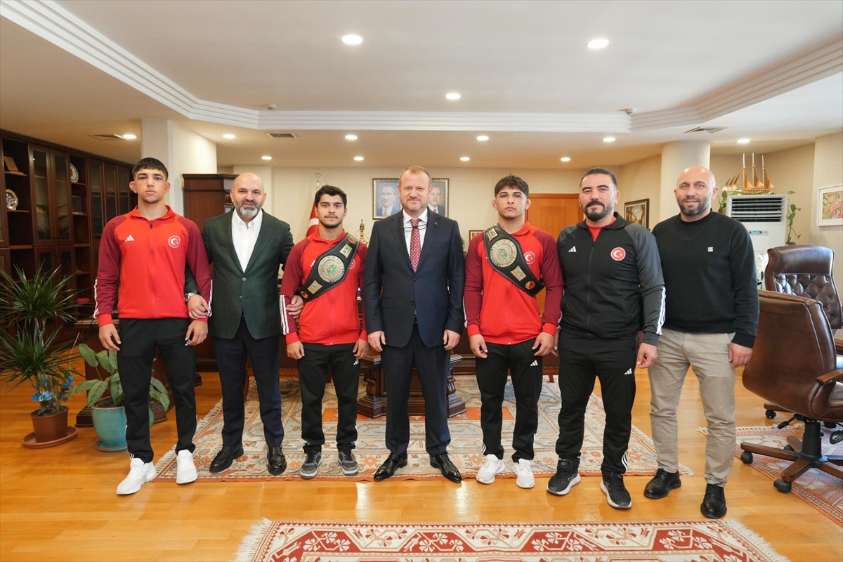 Dünya şampiyonu güreşçiler RTÜK'ü ziyaret etti