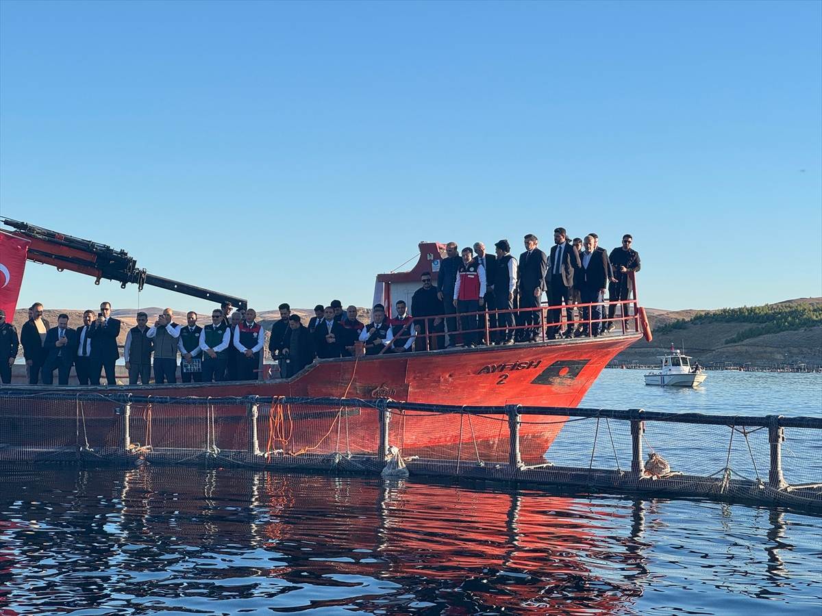 Bakan Yumaklı, Tunceli'de Mersin balığı üretim tesisini inceledi