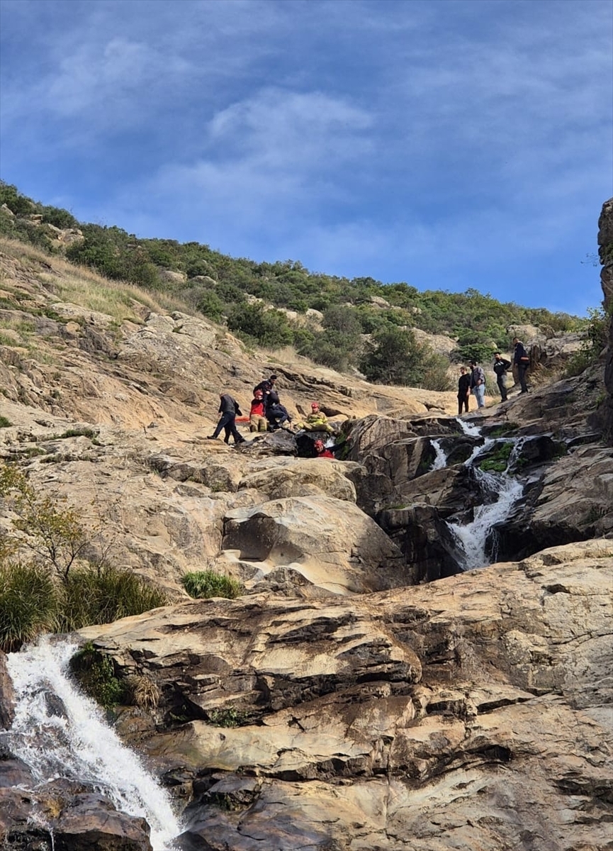 Balıkesir'de kayalıklarda mahsur kalan 2 kişi kurtarıldı
