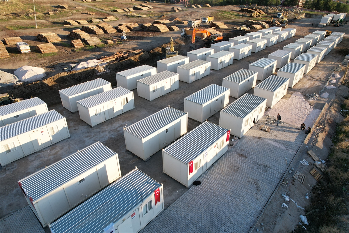 6,1'lik depremlerden etkilenen Sındırgı'da konteyner kent kurulumu aralıksız sürüyor