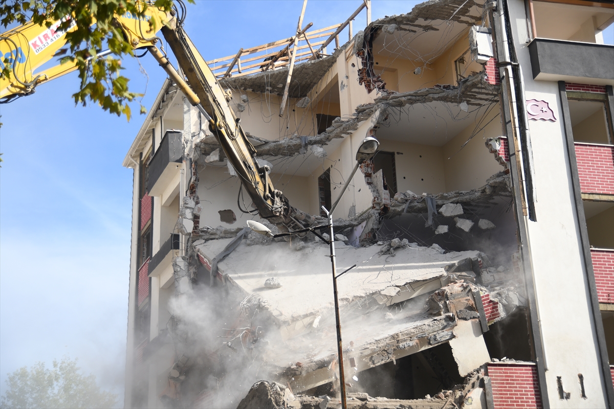 Sındırgı’da deprem sonrası yıkım ve enkaz kaldırma çalışmaları sürüyor