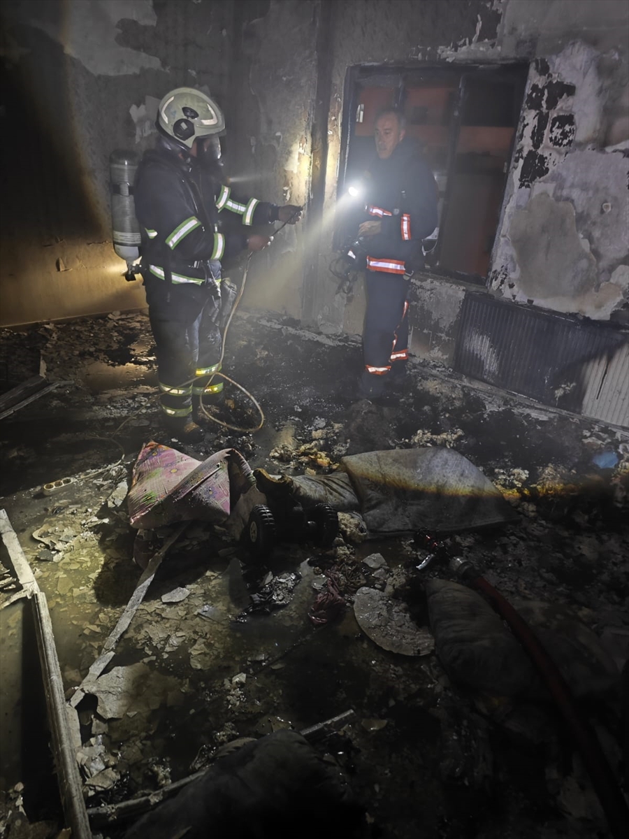 Mardin'de bir apartmanda çıkan yangında 2 kişi dumandan etkilendi