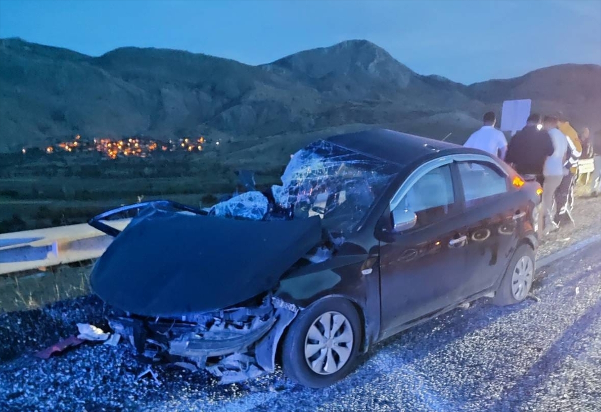 Afyonkarahisar'da tır ile otomobilin çarpıştığı kazada 4 kişi yaralandı