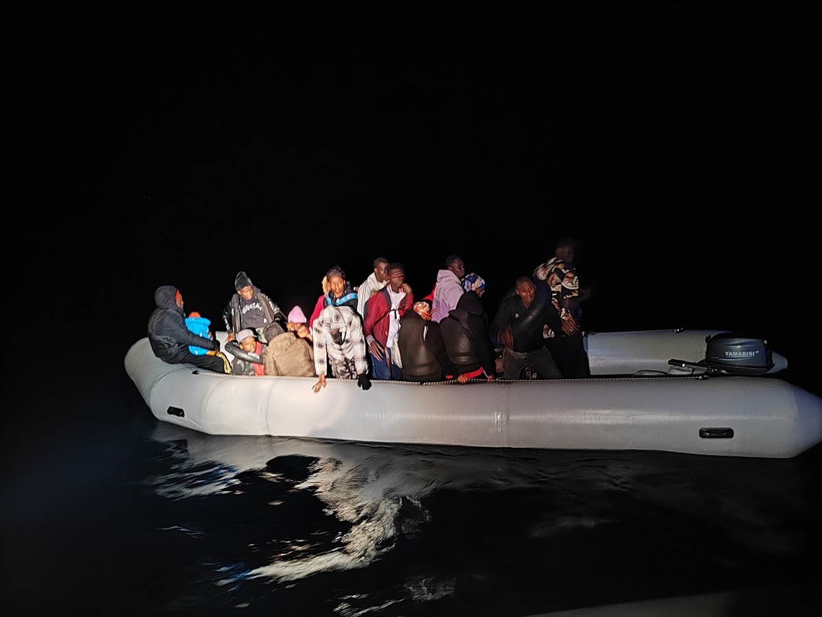 İzmir'de 42 düzensiz göçmen yakalandı, 24 düzensiz göçmen kurtarıldı