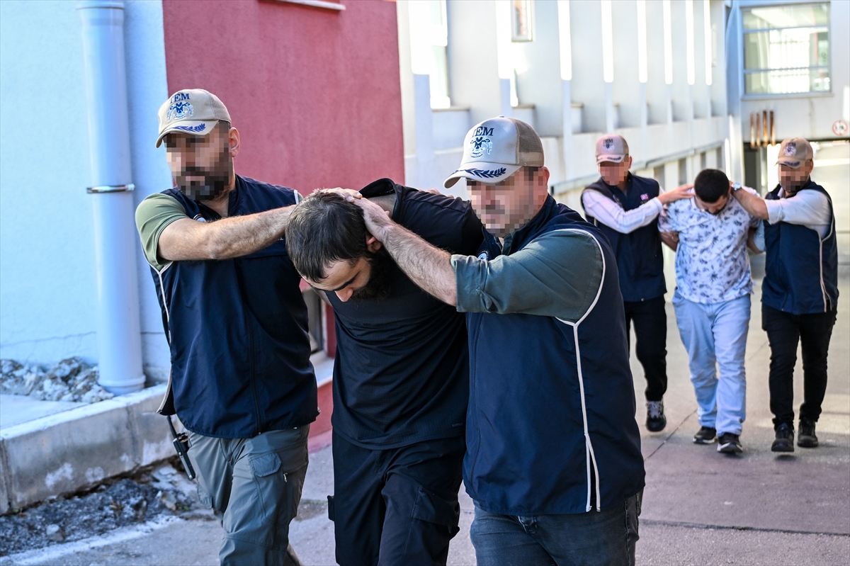 Adana'da terör örgütü DEAŞ operasyonunda yakalanan 6 zanlıdan 3'ü tutuklandı