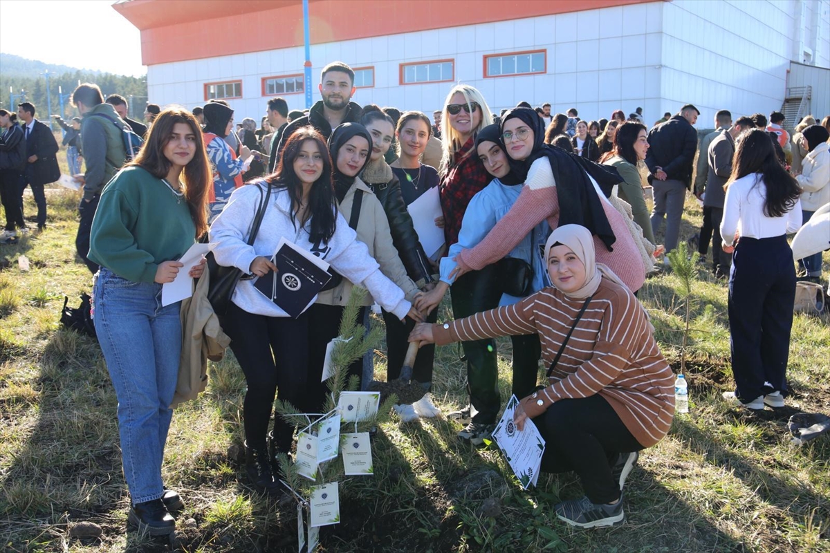 Ardahan Üniversitesi'nde "kampüste dikili bir ağacın olsun" etkinliğinde fidanlar toprakla buluşturuldu