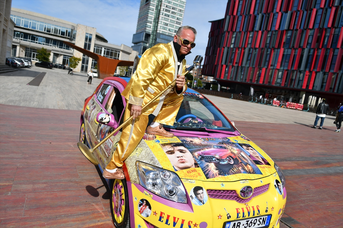 Arnavut taksi şoförü Kumrija, Elvis Presley tarzıyla Tiran sokaklarını renklendiriyor