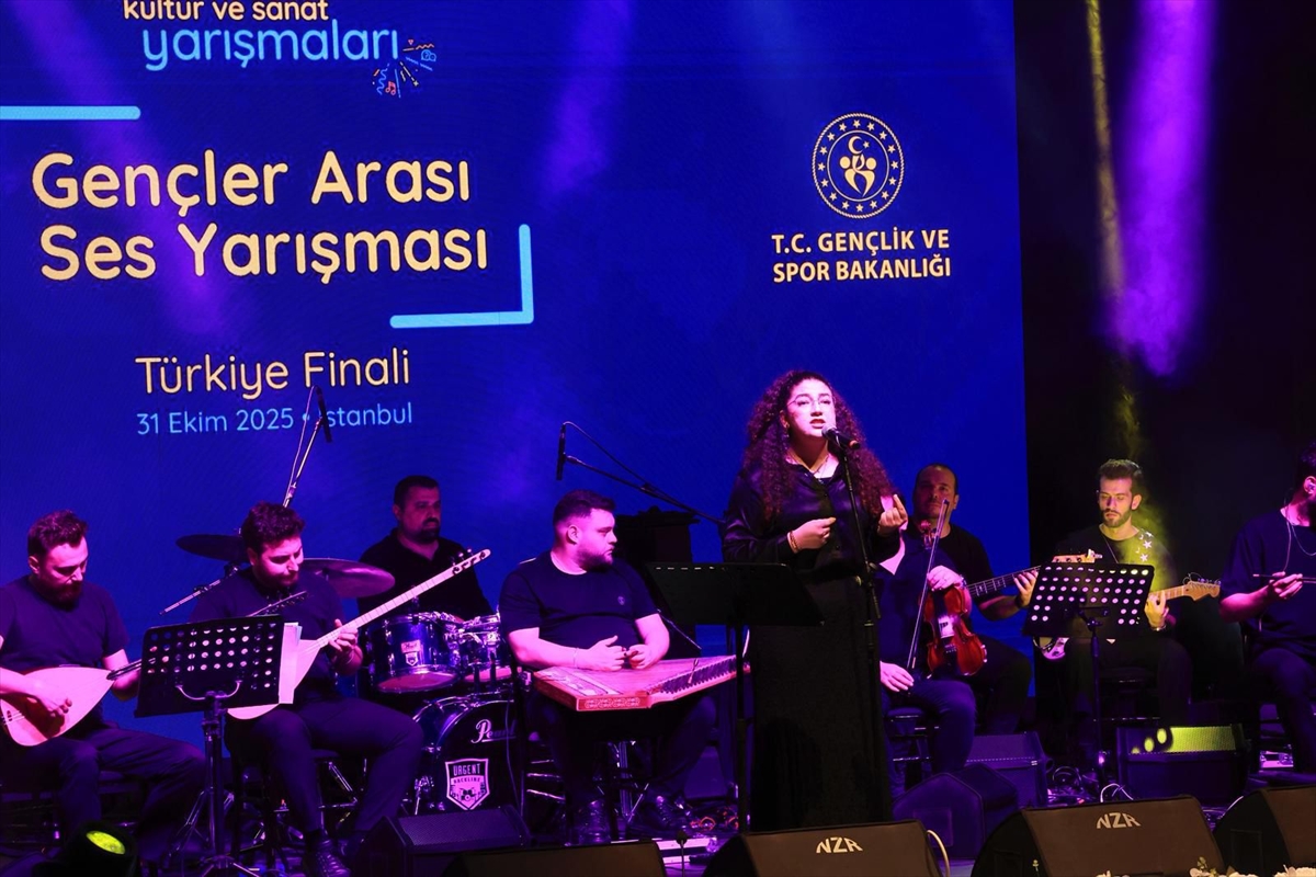 Gençlik ve Spor Bakanı Bak, Gençler Arası Ses Yarışması Finali'ni izledi: