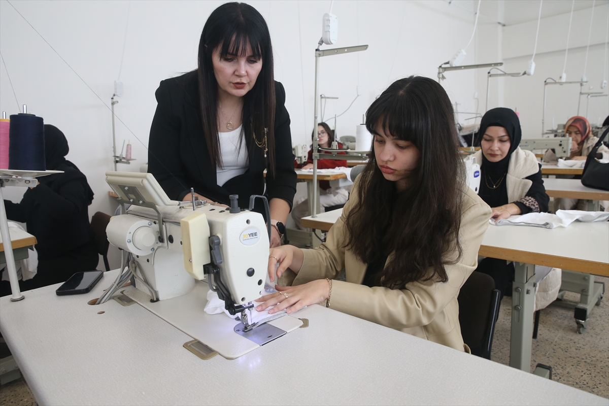 Üniversite öğrencilerinin tasarladığı çocuk ve bebek kıyafetleri ihraç ediliyor