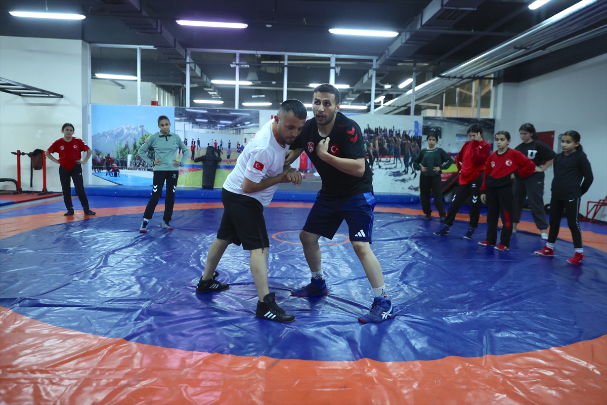 Hakkarili güreşçiler, bu yıl 78 madalya kazanarak kentteki çocuklara örnek oldu