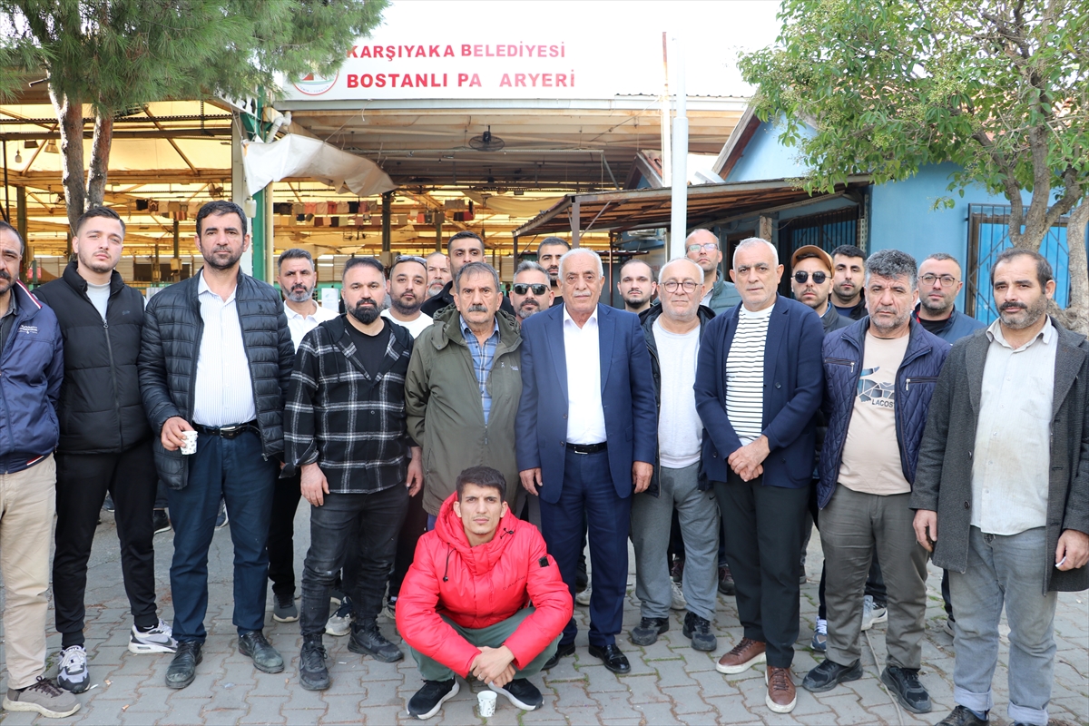 İzmir'de pazarcılar Bostanlı'da açılması planlanan tekstil fuarına karşı nöbet tutuyor