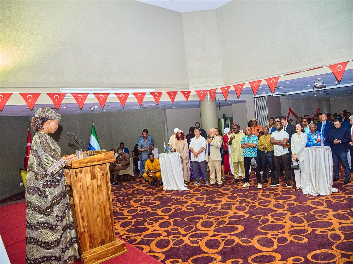 Sierra Leone Cumhurbaşkanı'nın eşi, Türkiye'nin Freetown Büyükelçiliği'ndeki 29 Ekim resepsiyonuna katıldı