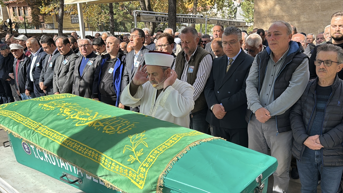 Yaşayan İnsan Hazinesi Ödülü sahibi çini sanatçısı Üstünkaya'nın cenazesi defnedildi