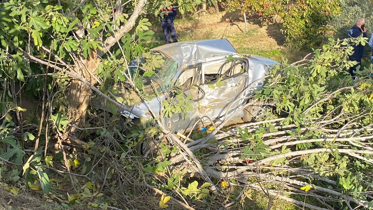 Manisa'da devrilen otomobilin sürücüsü öldü