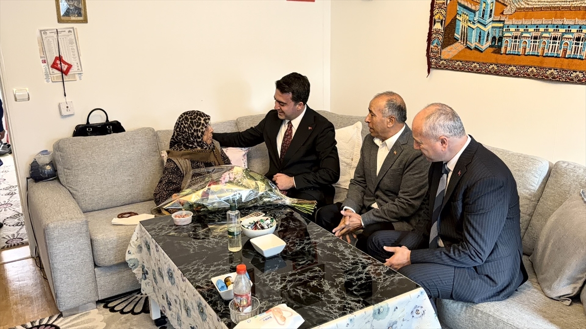 YTB Başkanı Turus, İsveç'e ilk gelenlerden 100 yaşındaki Esma Zengin'i ziyaret etti