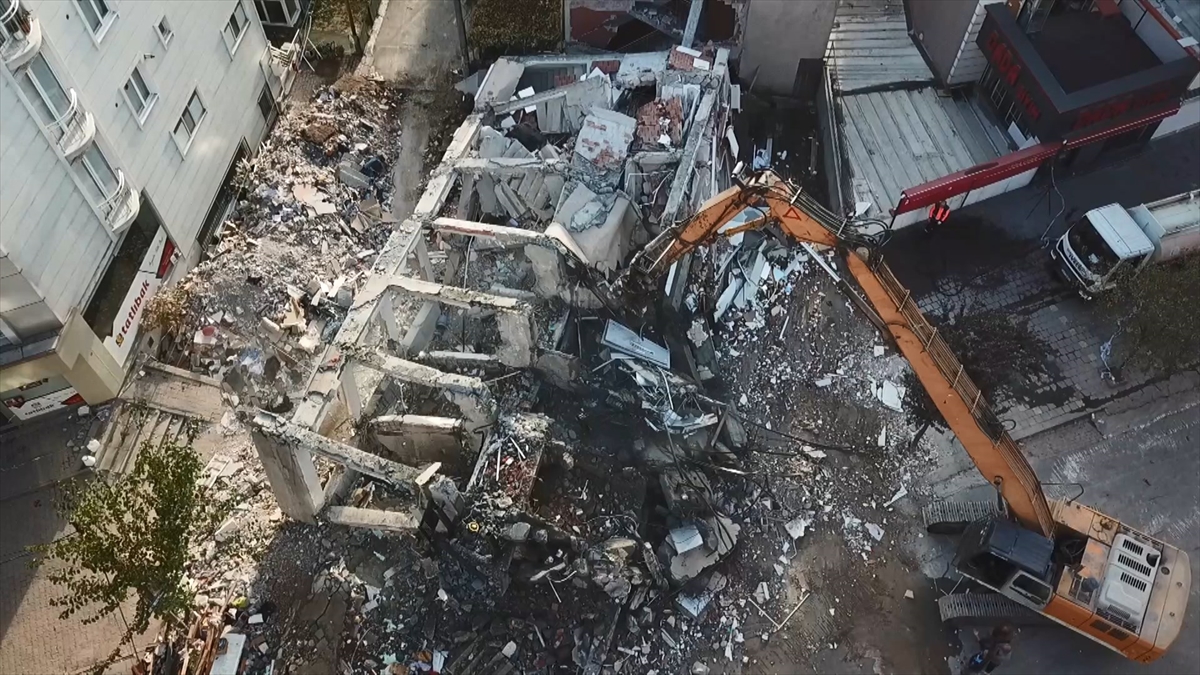 Kocaeli'de çöken binanın enkazını kaldırma çalışmaları başladı