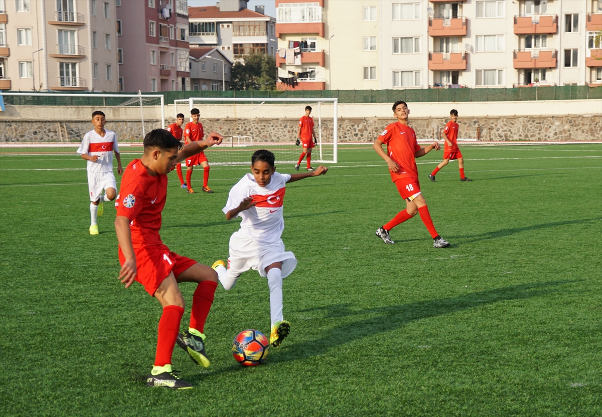 Tekirdağ'da Roman çocuklar dostluk maçı yaptı
