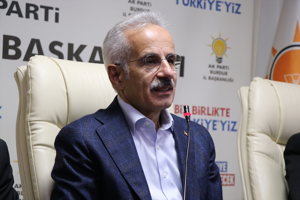Bakan Uraloğlu, AK Parti Burdur İl Başkanlığı'nda konuştu