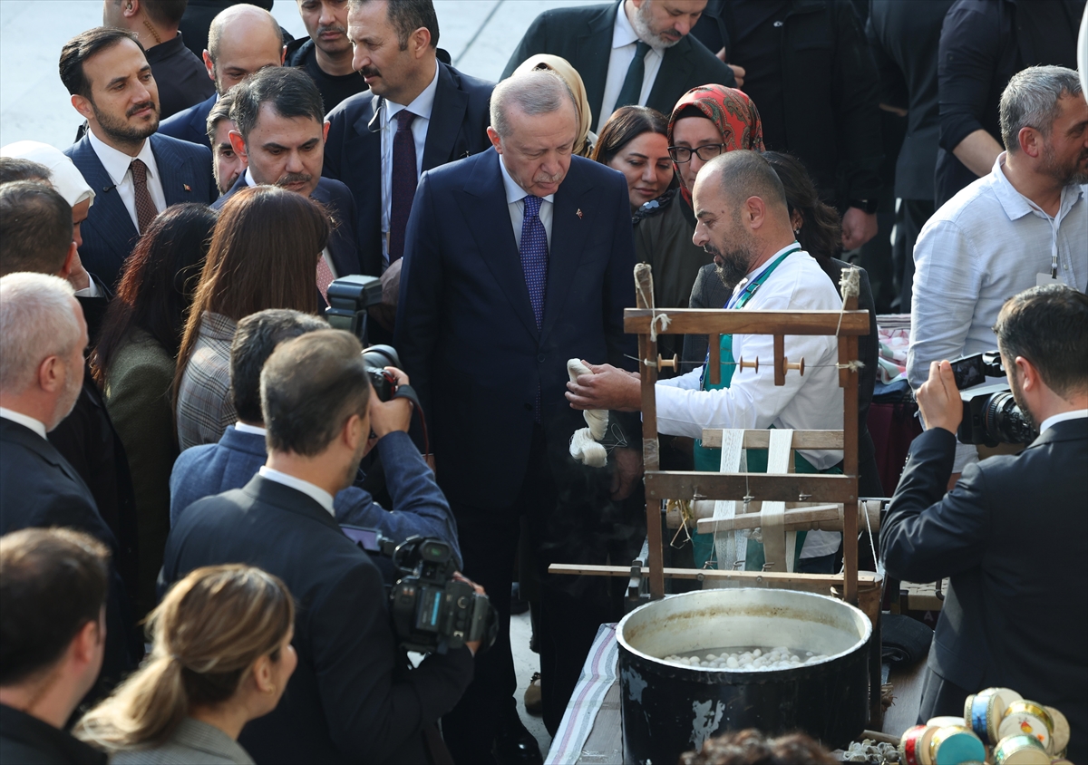 Cumhurbaşkanı Erdoğan, Atatürk Havalimanı Millet Bahçesi'nde Usta Eller Sanatçıları Çarşısı'nı ziyaret etti