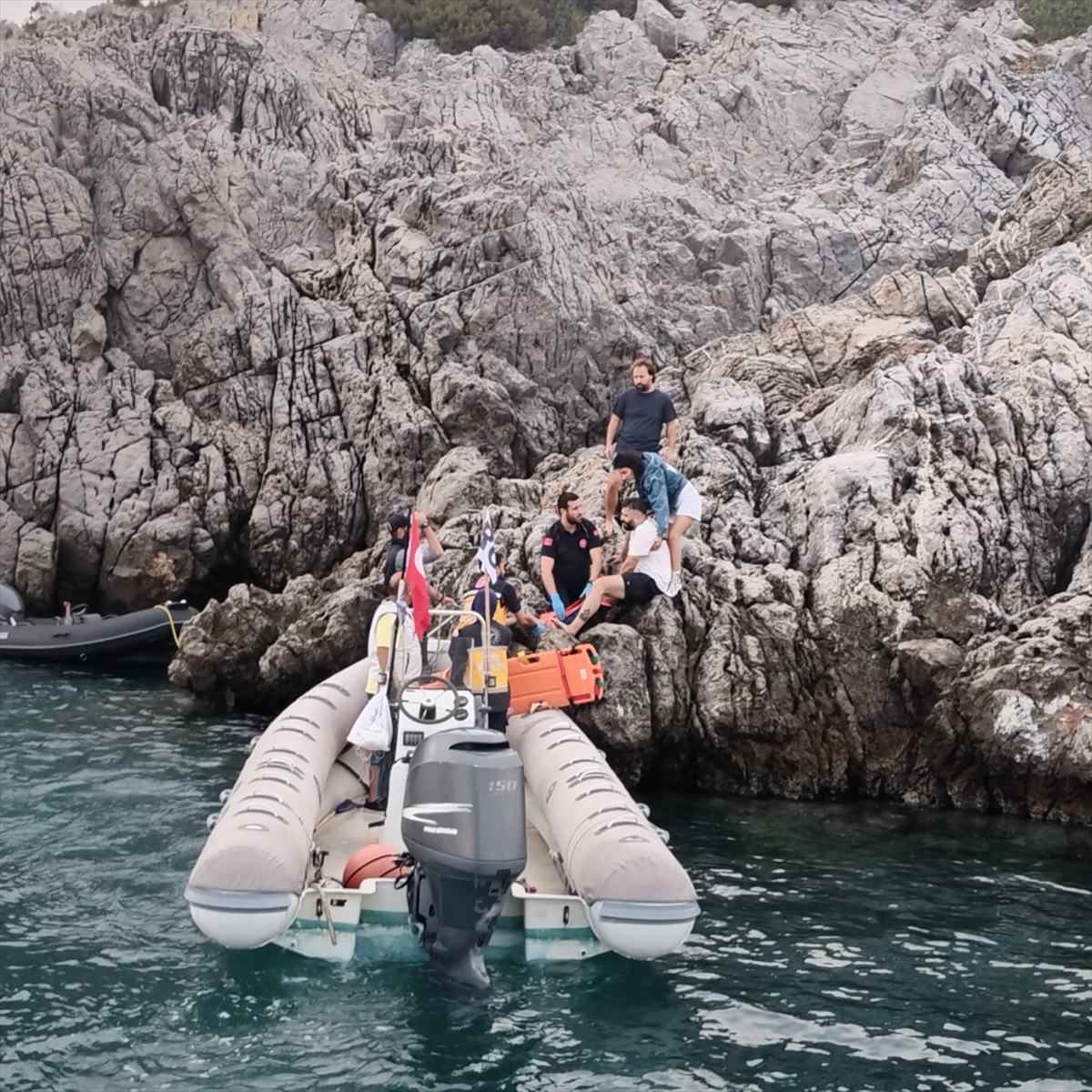 Bodrum'da kayalıklara çarpan lastik bottaki 4 kişi yaralandı