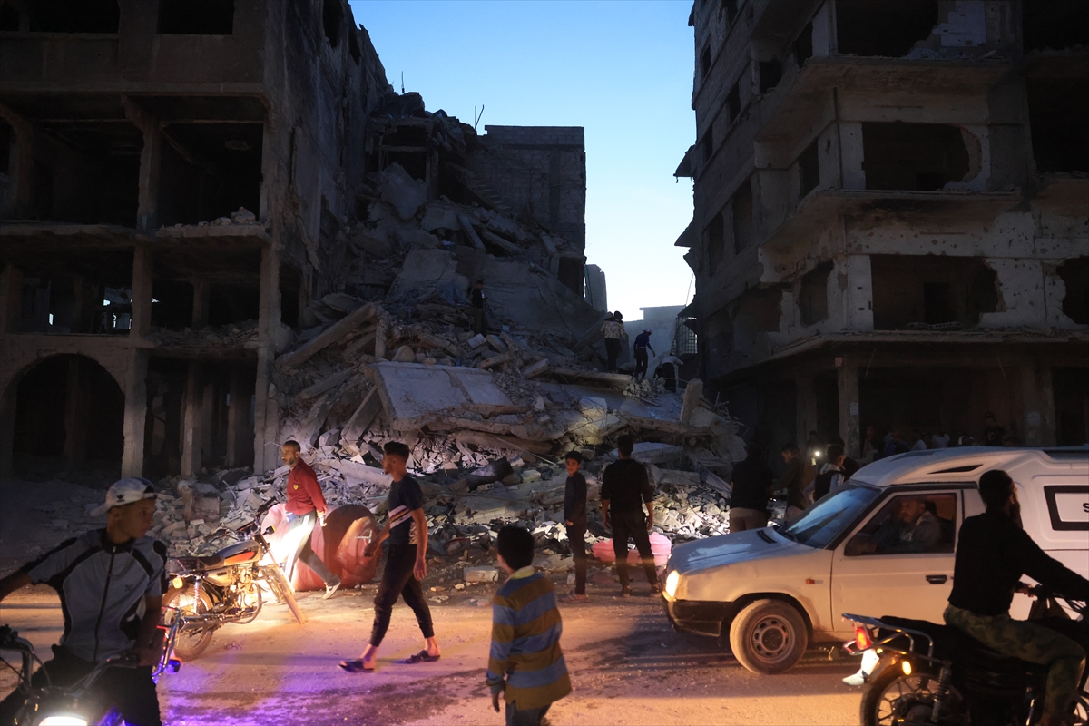 Şam'da devrik rejimin bombardımanında zarar gören bina çöktü