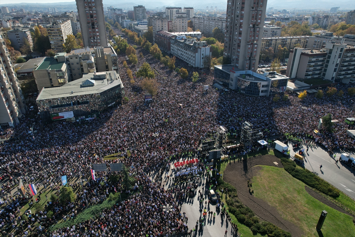 Sırbistan'da tren istasyonunda yaşanan ölümlü kazanın yıl dönümünde on binlerce kişi toplandı
