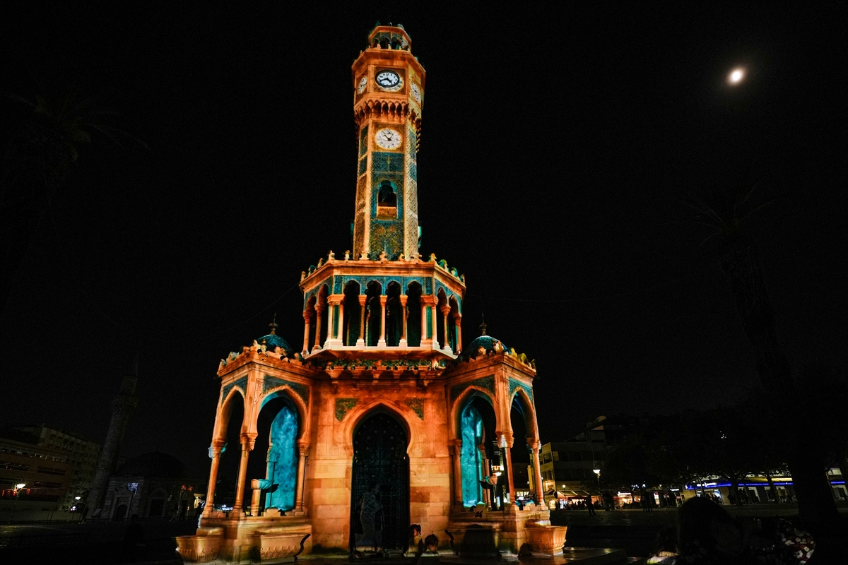 İzmir Kültür Yolu Festivali'nde, İzmir Saat Kulesi dijital sanatla ışıklandı