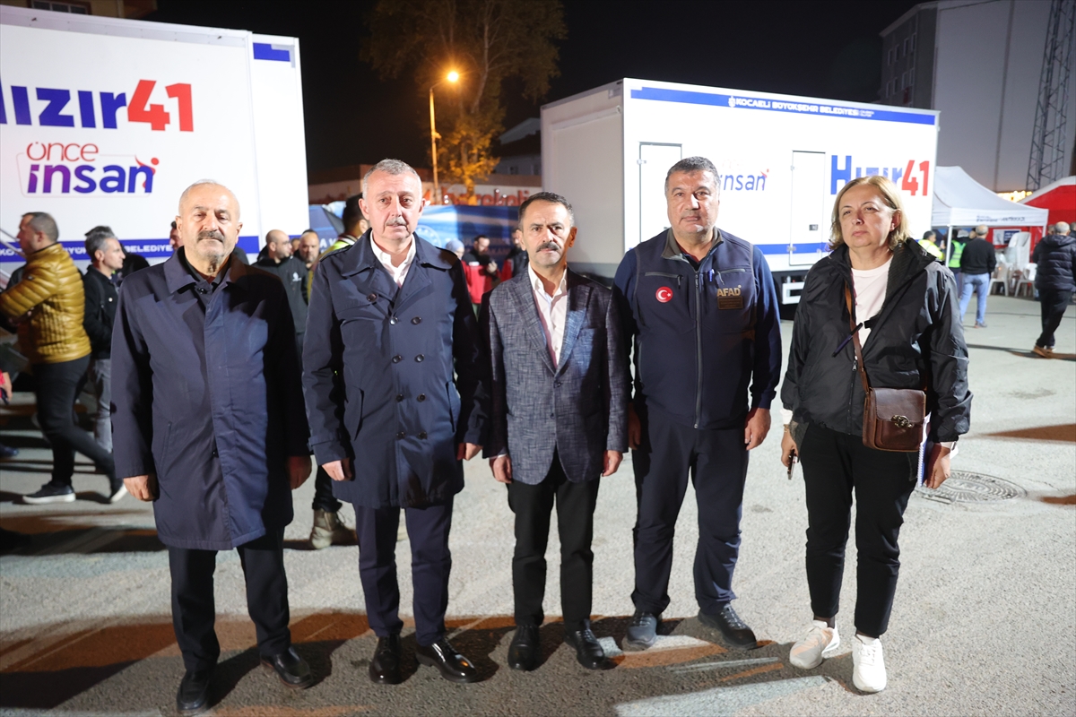 Kocaeli'de çöken apartmanın ve tahliye edilen binaların bulunduğu bölgede ekiplerin incelemesi sürüyor