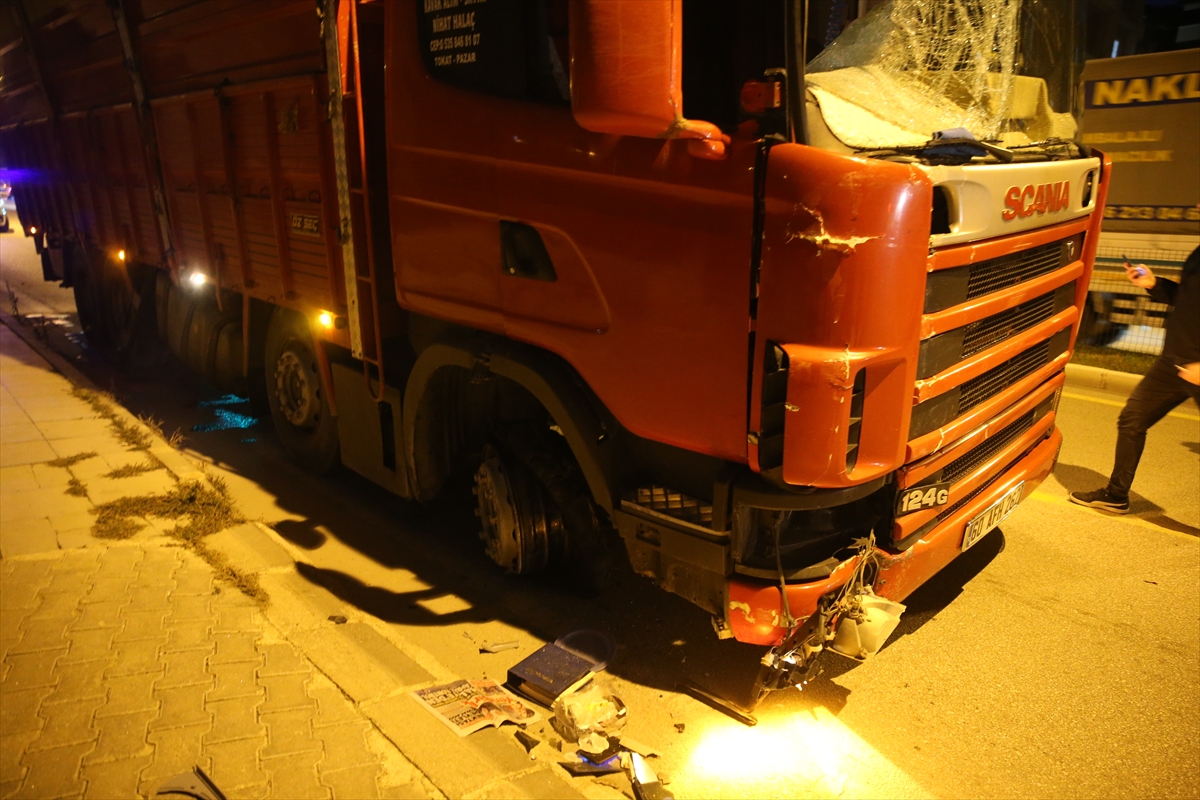 Tokat'ta freni patlayan kamyonun sürücüsü aracı lastikleri kaldırıma sürtüp patlatarak durdurdu