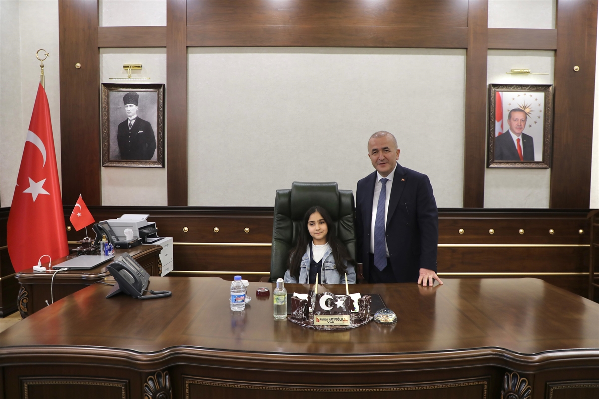 Elazığ Valisi Hatipoğlu, valilik hayali kuran küçük kızı makamında ağırladı
